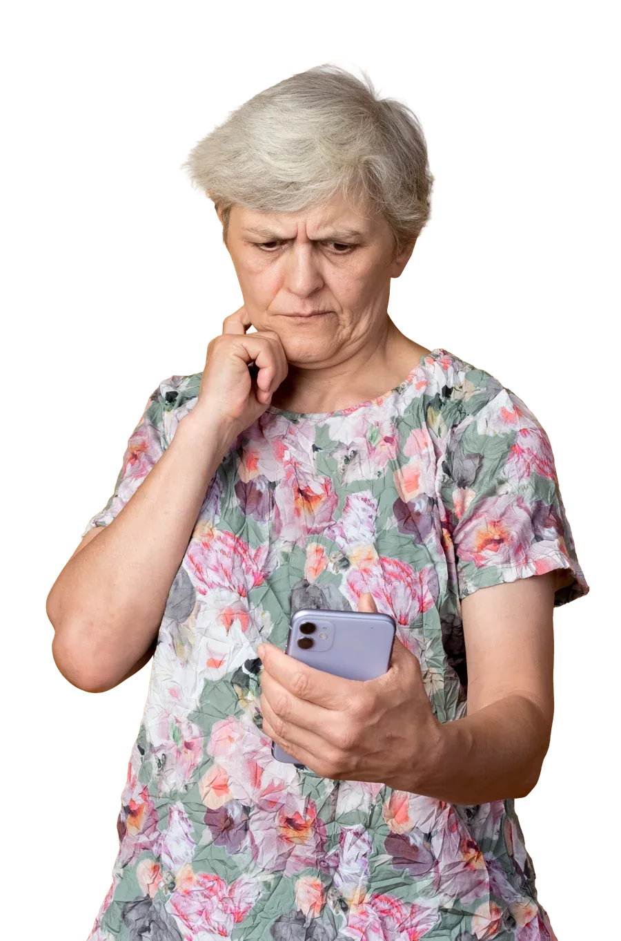 Idős hölgy gyanakodva nézi a telefonját